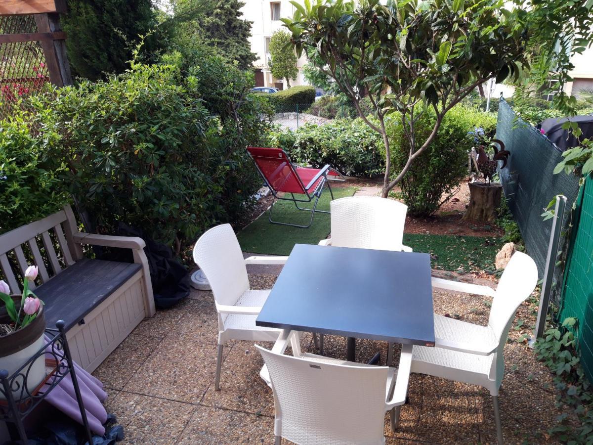 T2, Jardin, Veranda Chambre, Climatisation, Parking Privatif, Proche A Pied Centre, Plage, Gare, Pour 3 Adultes Ou 2 Adultes Avec 2 Enfants Bandol Esterno foto